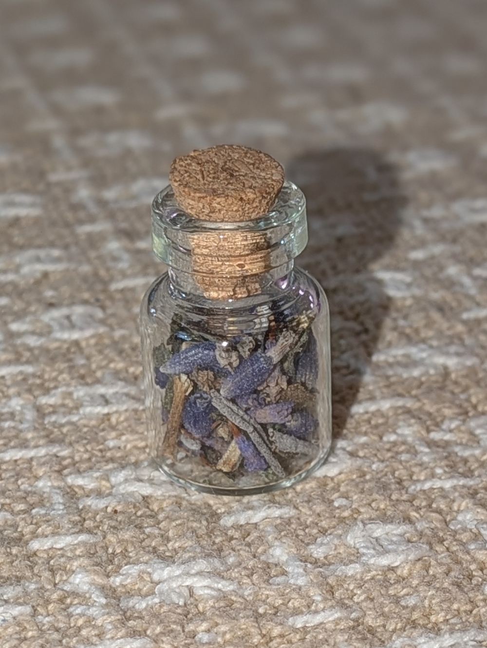 🌿 Little Glass Vial Filled with Dried Lavender - Picture 2 of 3